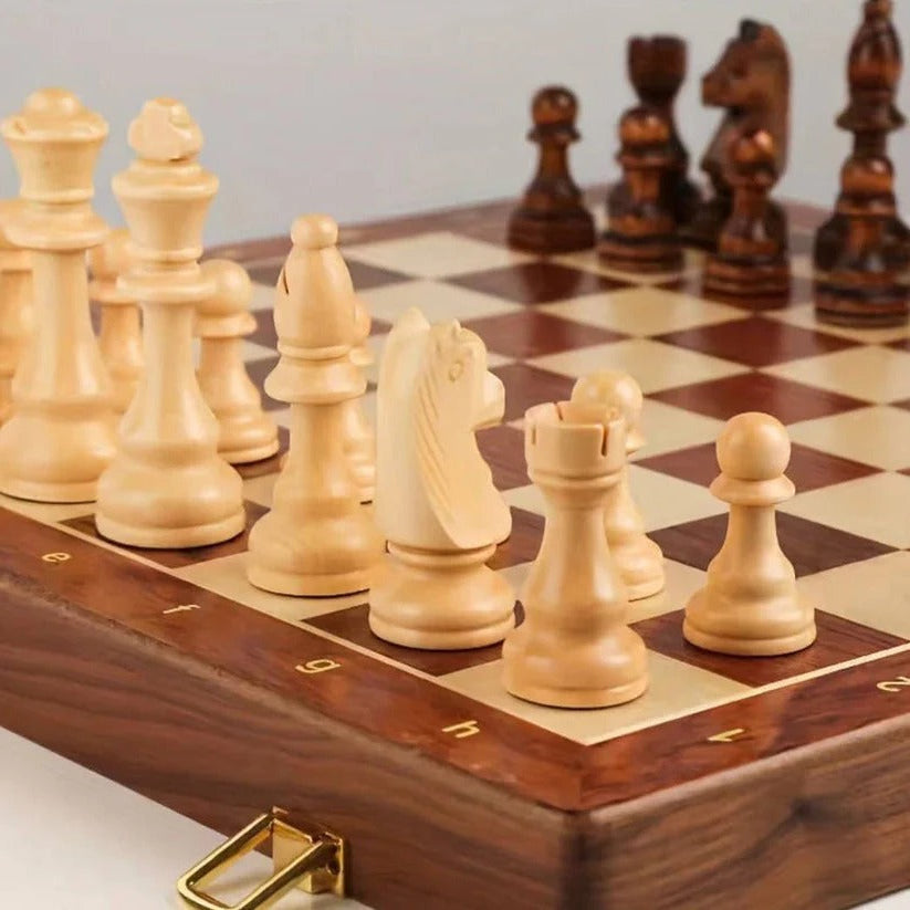 Schachset aus Walnussholz mit Gewichteten Figuren und integriertem Stauraum