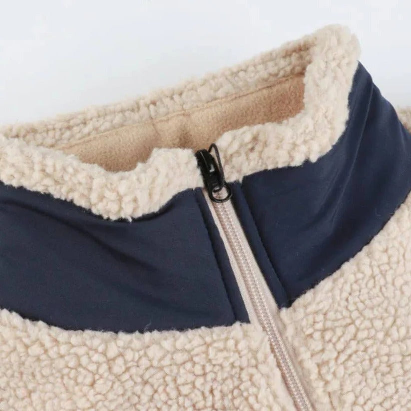 Wärmeisolierte Fleece-Weste mit individuell einstellbaren Temperaturzonen