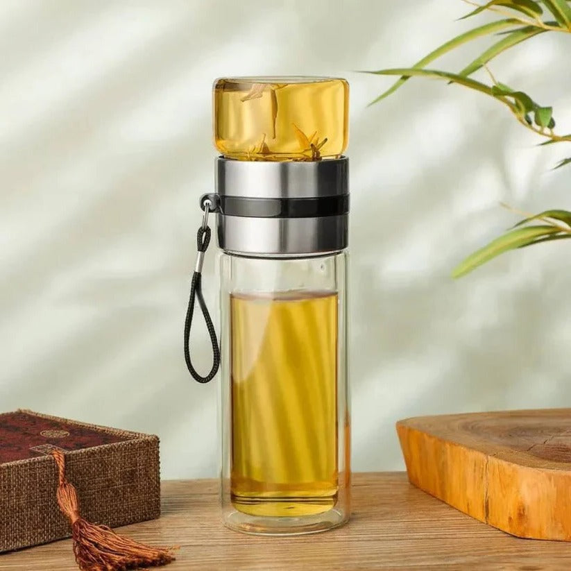 Elegante Glas-Trinkflasche mit Teefilter und isolierender Hülle
