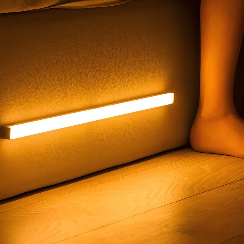 Bewegungsgesteuertes LED-Band mit Warmlicht für Innenräume