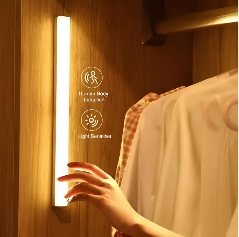 Bewegungsgesteuertes LED-Band mit Warmlicht für Innenräume