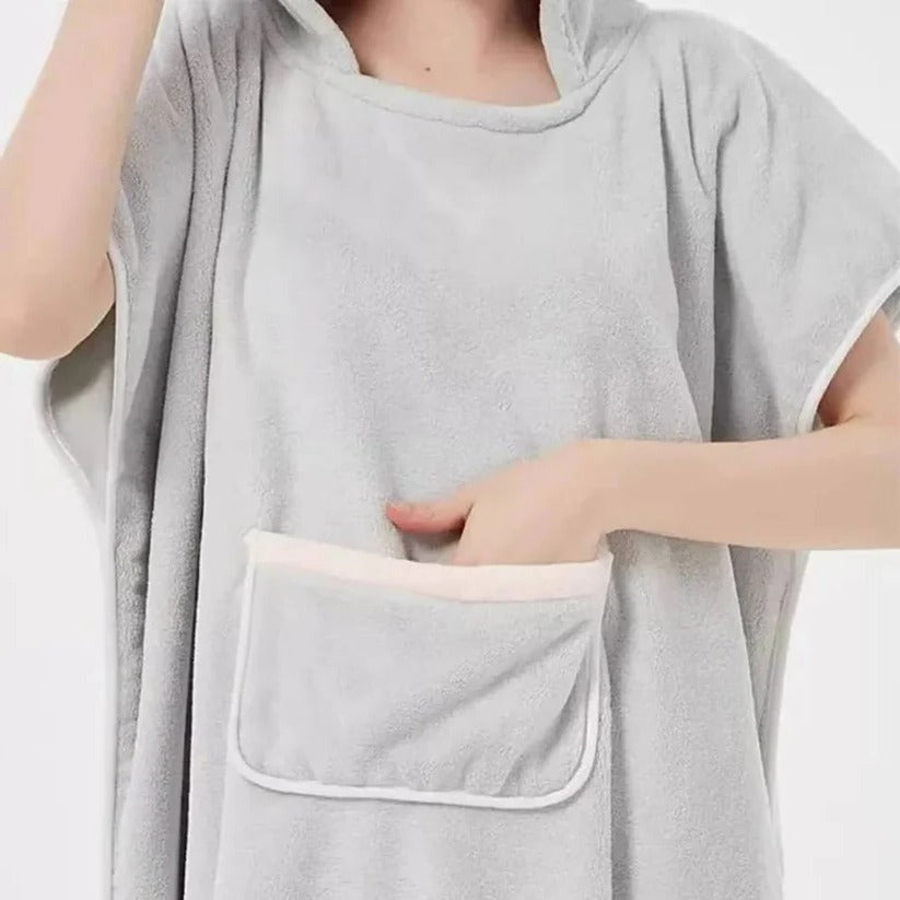 Weicher Kapuzen-Badeumhang mit tiefem Kapuzen-Design und Taillengürtel für ideales Abtrocknen nach dem Duschen