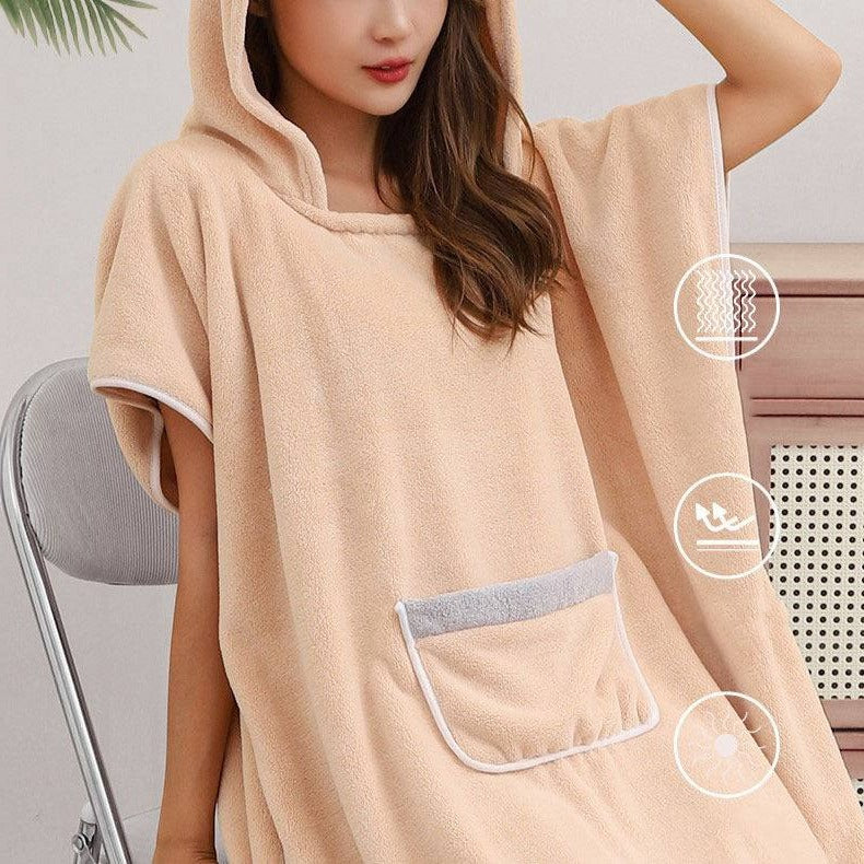 Weicher Kapuzen-Badeumhang mit tiefem Kapuzen-Design und Taillengürtel für ideales Abtrocknen nach dem Duschen