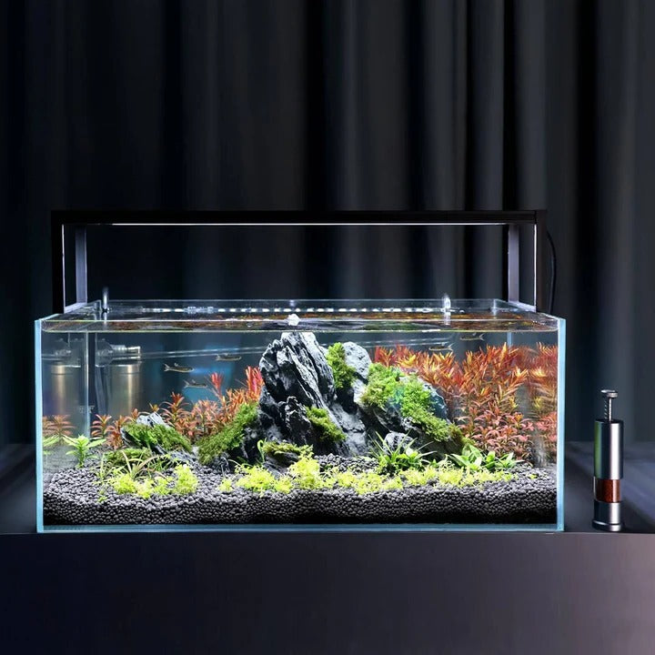Praktischer Futterspender für Aquarien mit kompakter Bauweise