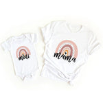 Passendes T-Shirt und Strampler im Regenbogen-Design für Mama und Tochter