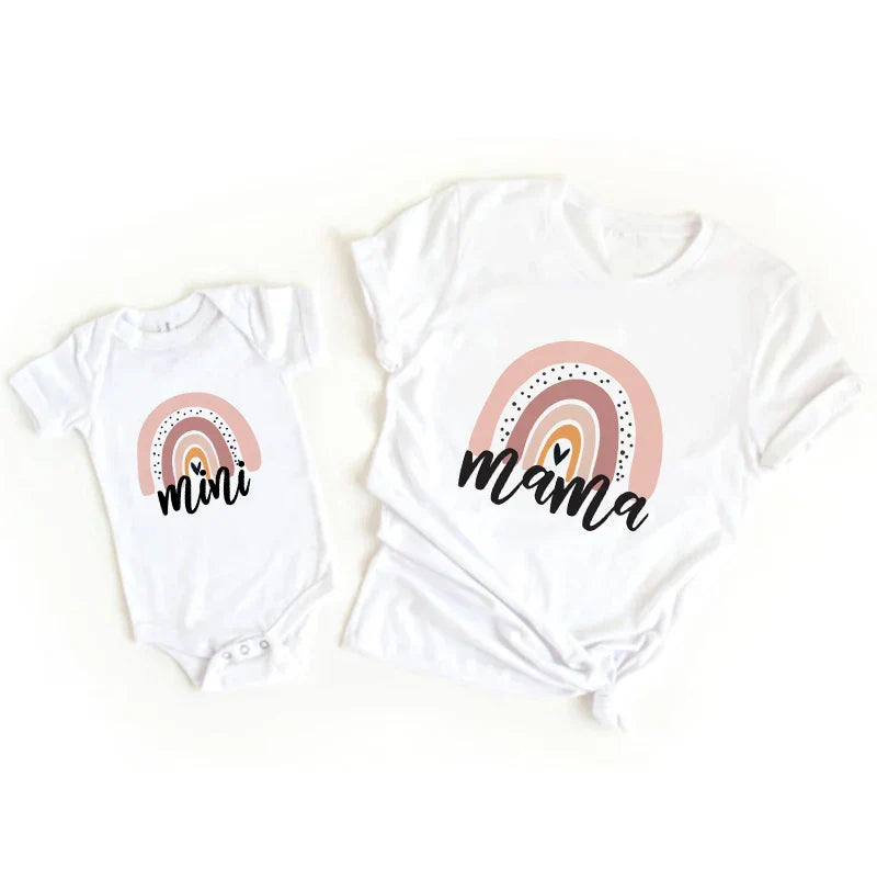 Passendes T-Shirt und Strampler im Regenbogen-Design für Mama und Tochter