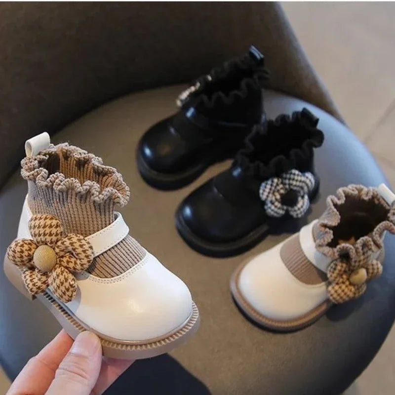 Bequeme und modische Stiefel für Mädchen mit Blumenverzierung