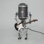 Vintage Metallmikrofon-Roboter mit Gitarrenlampe