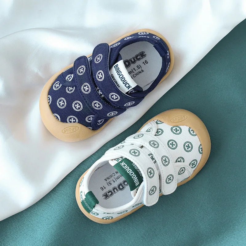 Leichte Kinderschuhe mit Klettverschluss aus atmungsaktivem Material
