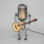 Vintage Metallmikrofon-Roboter mit Gitarrenlampe