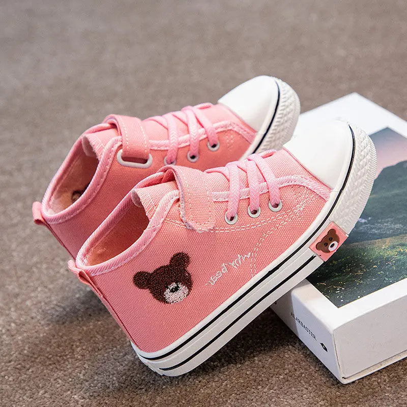Bequeme und luftige Turnschuhe für Kinder mit Bärenmuster