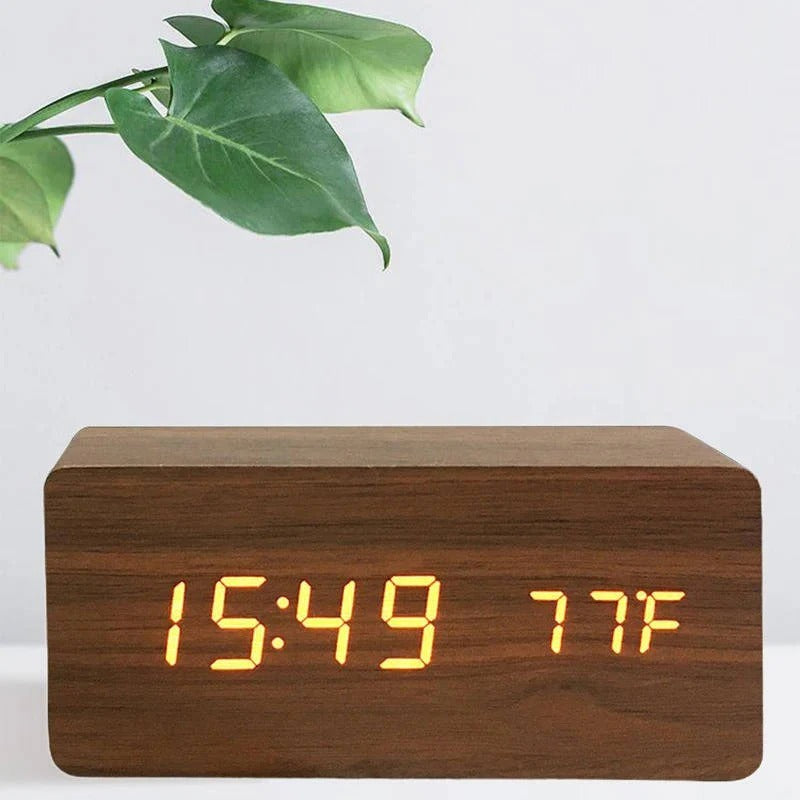 Eleganter Holz-Optik Wecker mit 3 Alarmen und Dimmbarkeit