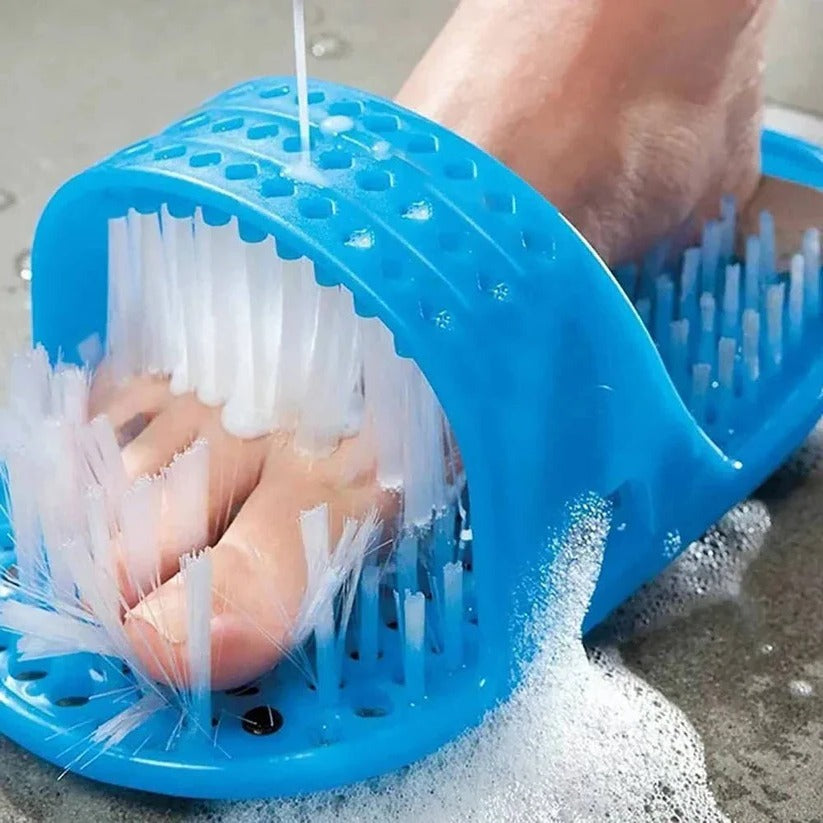 Standfester Fußreiniger für die Dusche mit konturierten Borsten