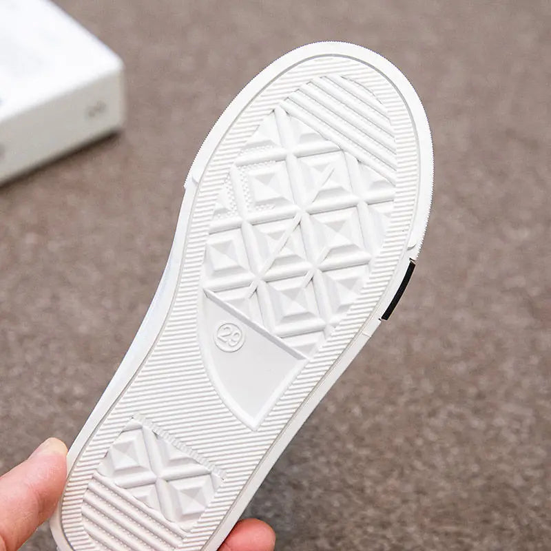 Bequeme und luftige Turnschuhe für Kinder mit Bärenmuster