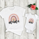 Passendes T-Shirt und Strampler im Regenbogen-Design für Mama und Tochter