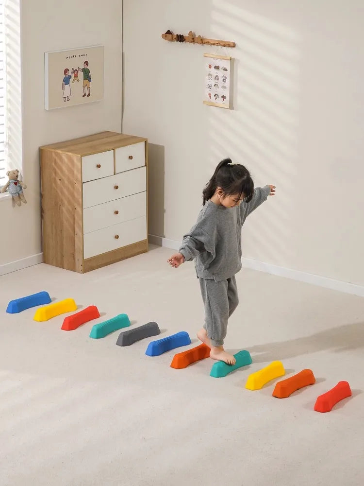 Bunte Balanceblöcke für spielerisches Gleichgewichtstraining
