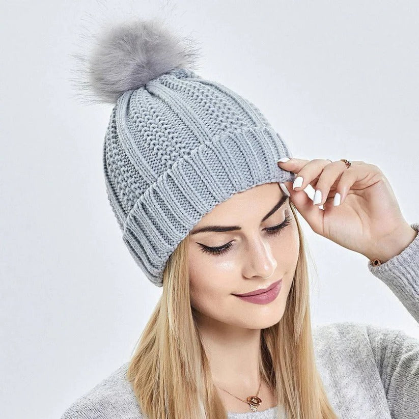 Bequeme Pompom-Mütze mit antistatischer Seidenfütterung für jedes Haar