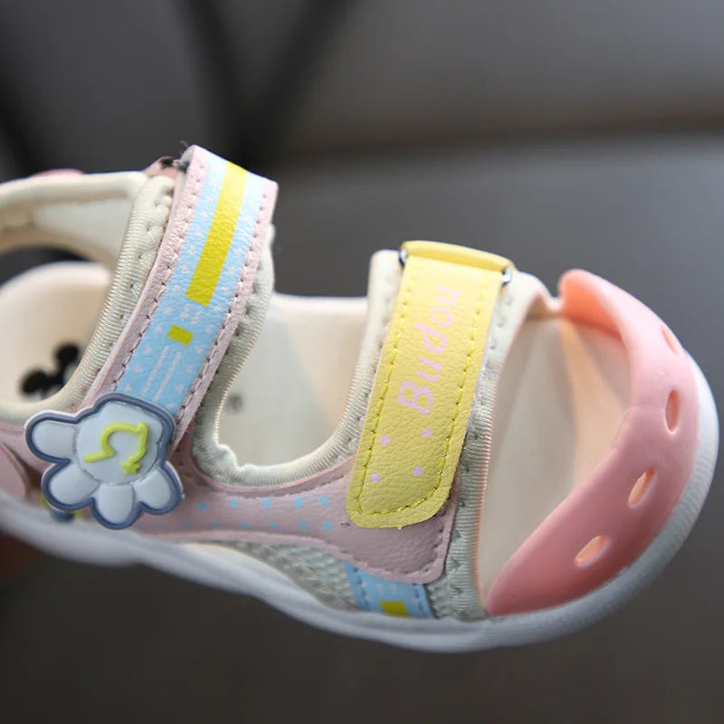 Bunte Kinder-Sandalen mit Klettverschluss für sommerliche Sandabenteuer