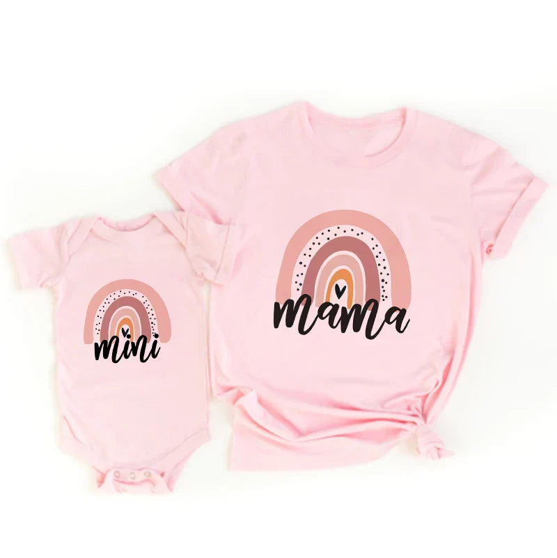 Passendes T-Shirt und Strampler im Regenbogen-Design für Mama und Tochter