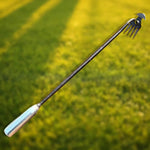 Unkrautstecher mit langem Griff in Halbmondform
