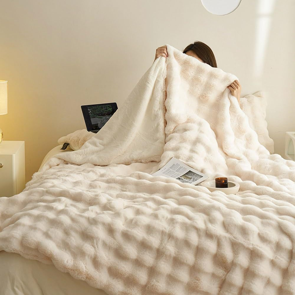 Reversible Fleece Cuddle Blanket – Soft & Warm for Every Occasion