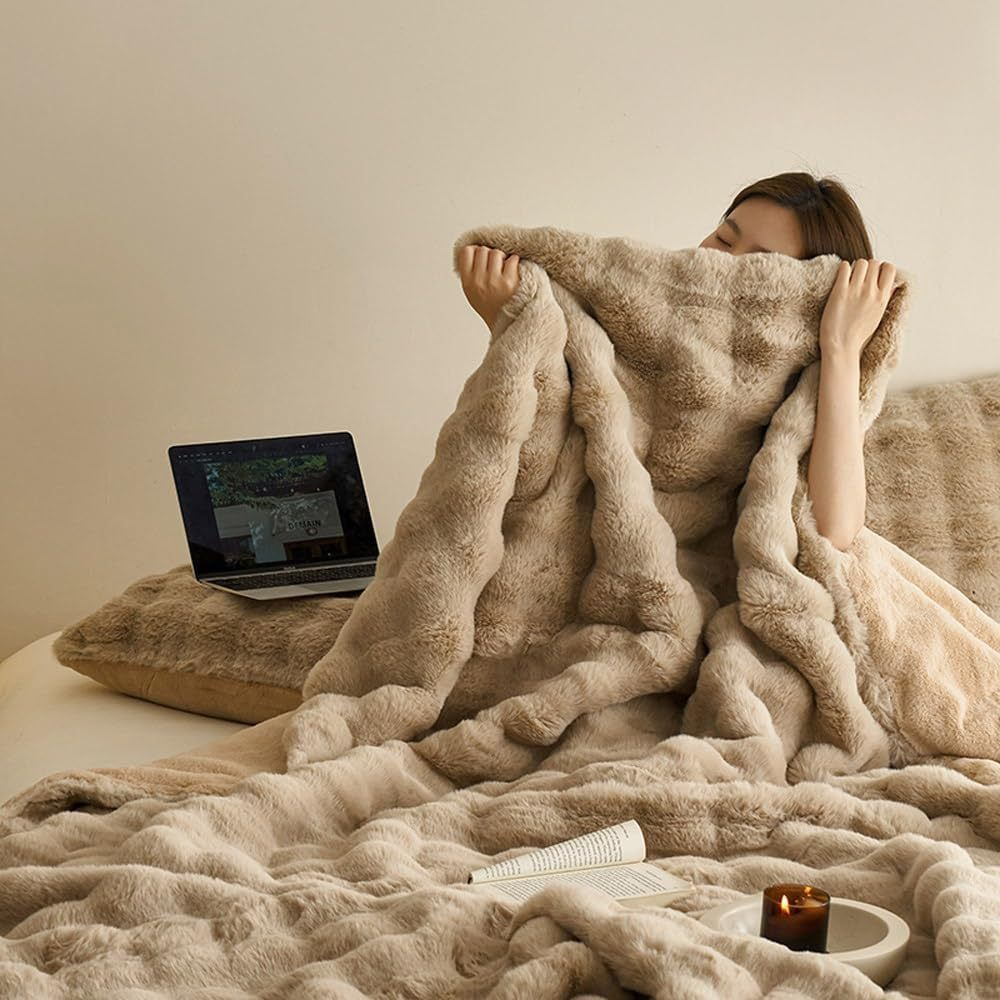 Reversible Fleece Cuddle Blanket – Soft & Warm for Every Occasion