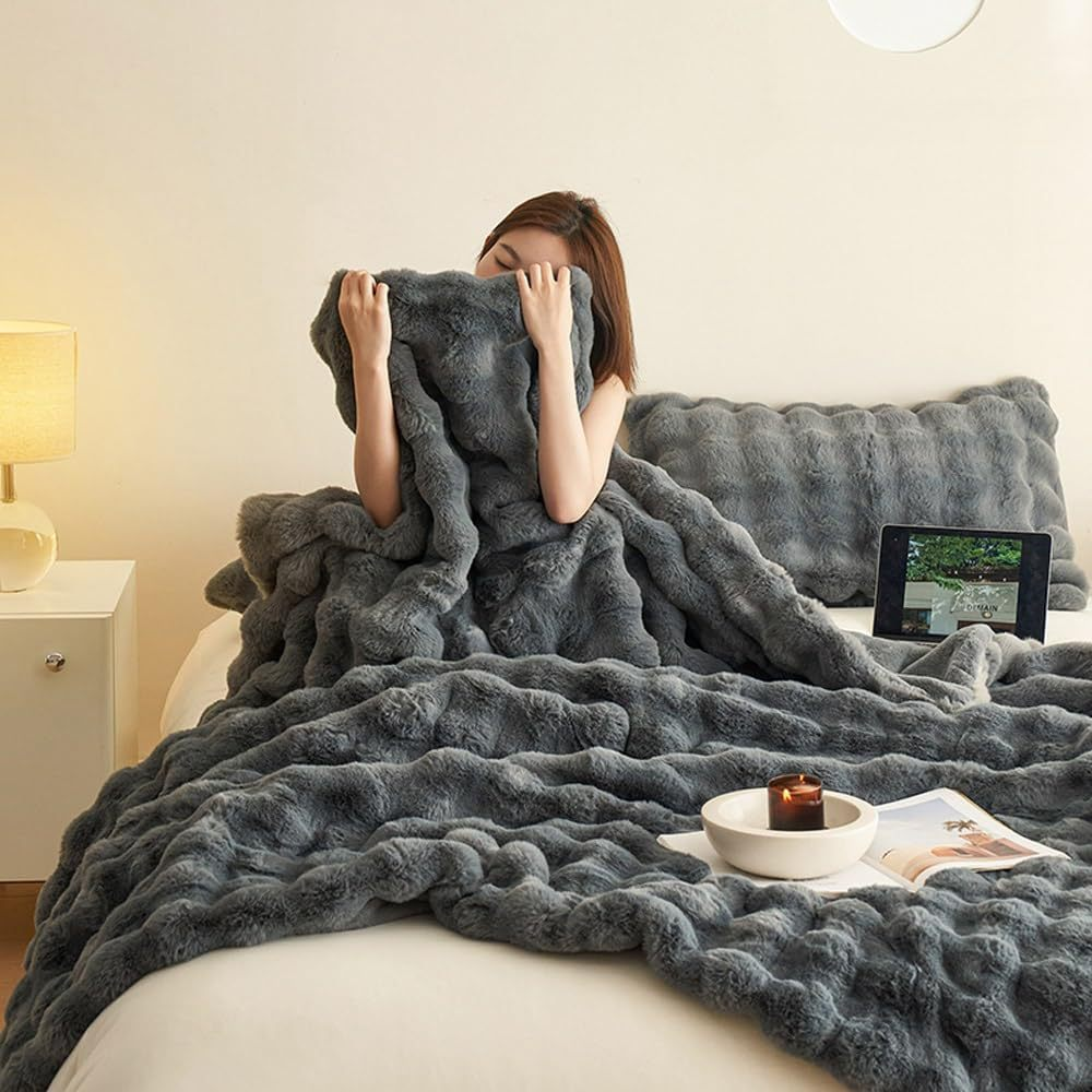 Reversible Fleece Cuddle Blanket – Soft & Warm for Every Occasion