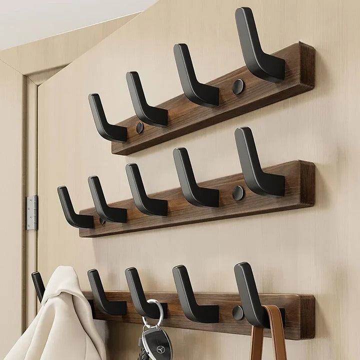 Wandmontierter Kleiderhaken mit Holz- und Metallakzenten