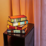 Elegante Tischlampe im Buchdesign