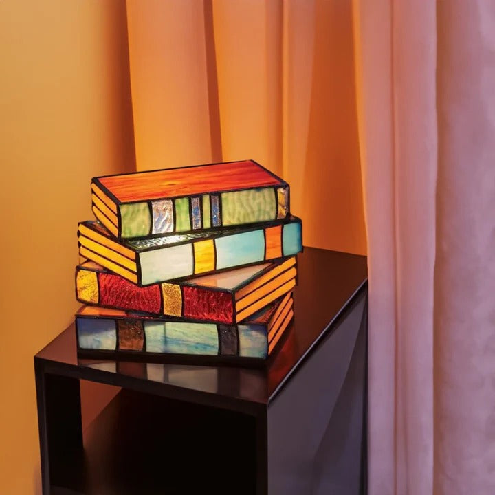 Elegante Tischlampe im Buchdesign