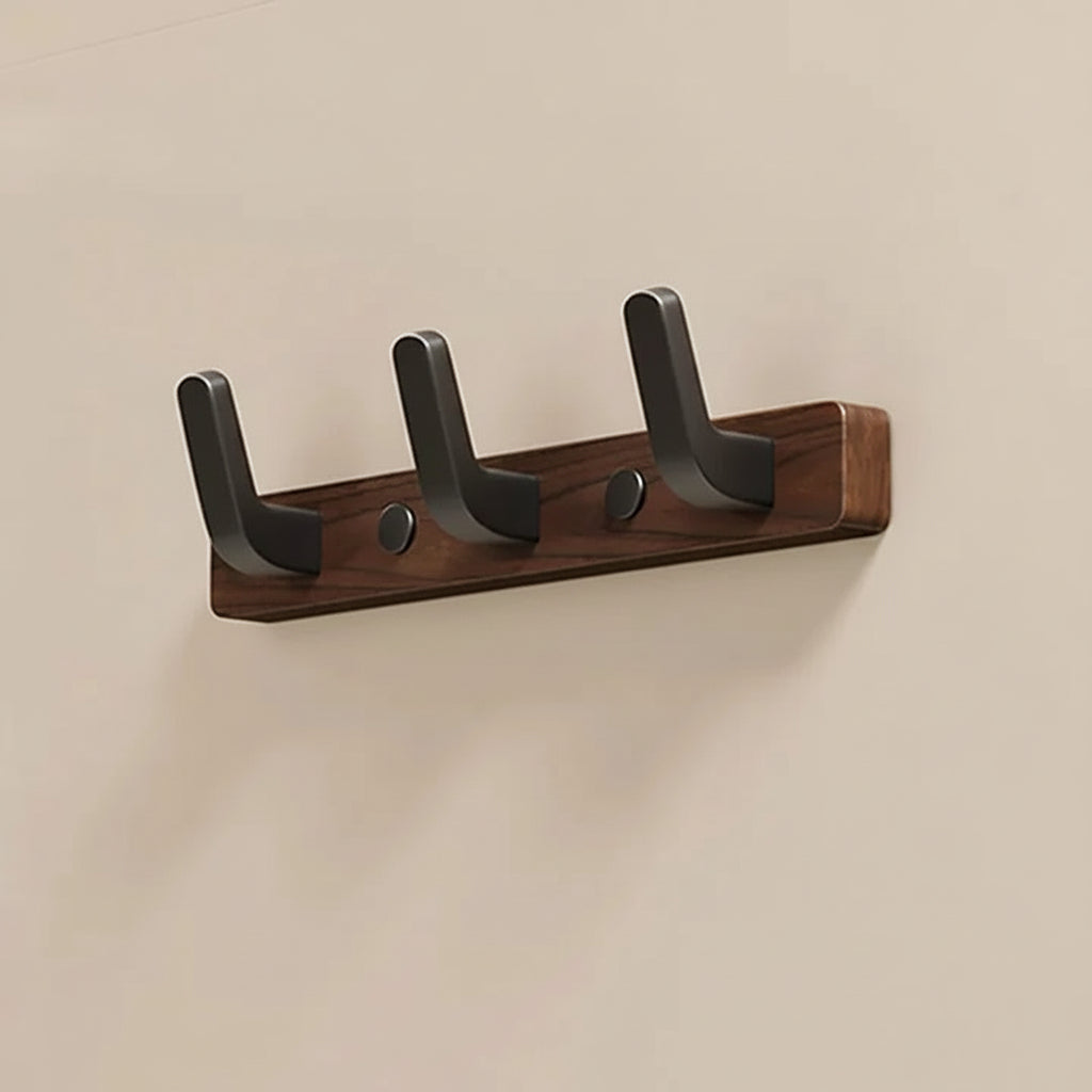 Wandmontierter Kleiderhaken mit Holz- und Metallakzenten