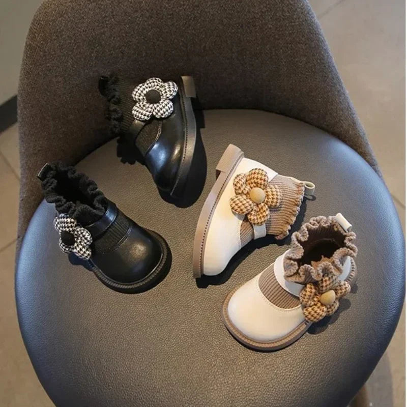Bequeme und modische Stiefel für Mädchen mit Blumenverzierung
