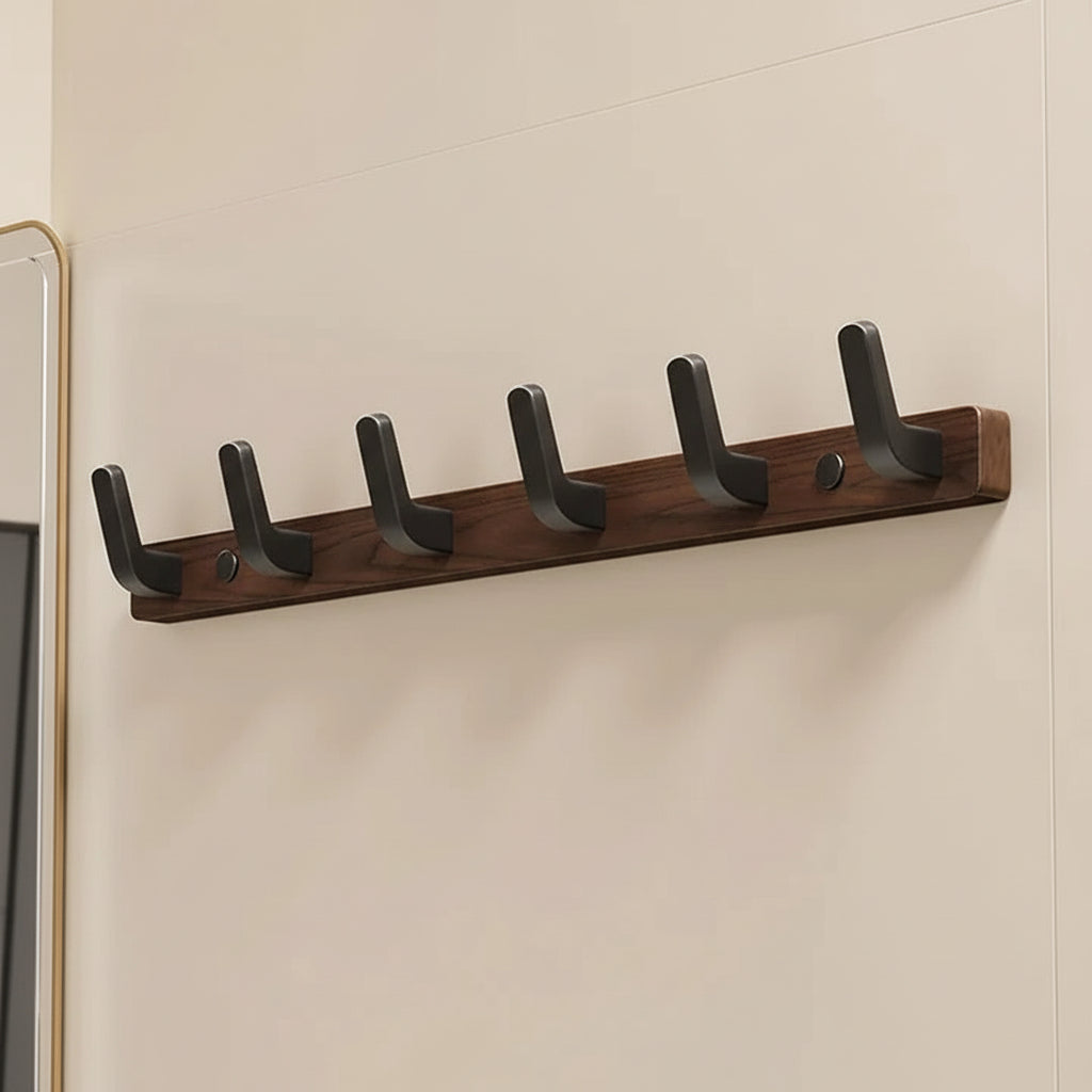 Wandmontierter Kleiderhaken aus Holz und Metall für kleine Räume