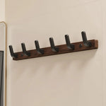 Wandmontierter Kleiderhaken mit Holz- und Metallakzenten