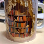 Tassendesign mit 3D-Bücherregal aus Keramik