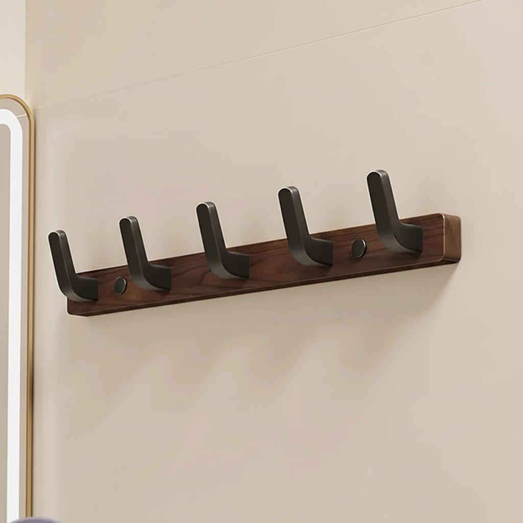 Wandmontierter Kleiderhaken mit Holz- und Metallakzenten