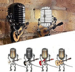 Vintage Metallmikrofon-Roboter mit Gitarrenlampe