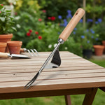 Effizienter Unkrautstecher mit ergonomischem Holzgriff