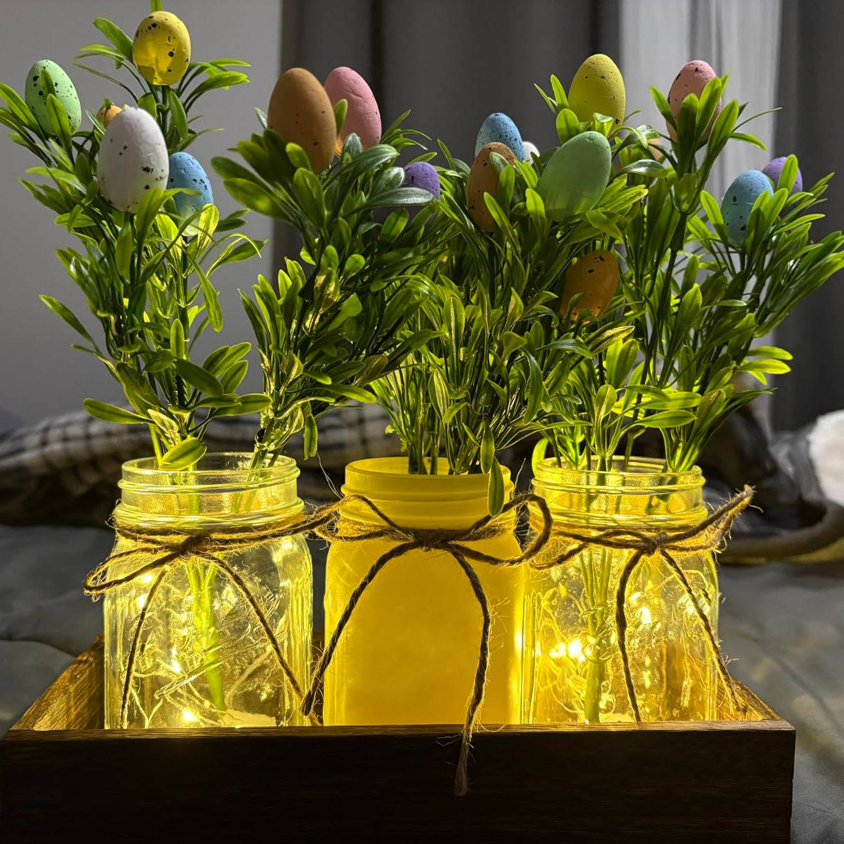 Rustikaler Holztablett-Mittelpunkt mit Kunstblumen und LED-Beleuchtung
