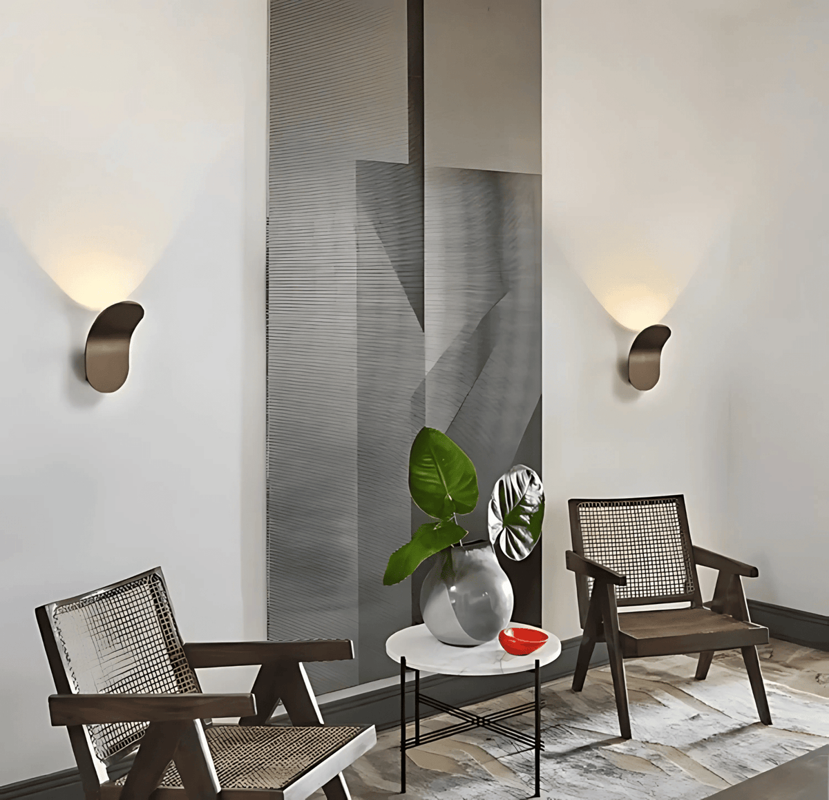 Elegant Wall Sconce in Brushed Metal – Minimalist Light for Stylish Spaces