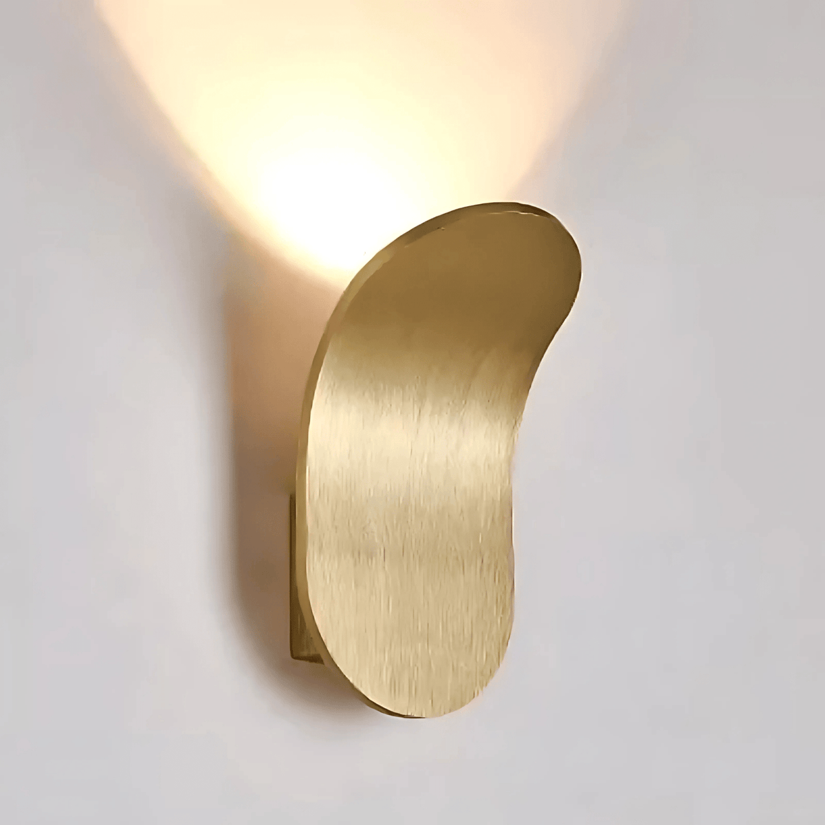 Elegant Wall Sconce in Brushed Metal – Minimalist Light for Stylish Spaces