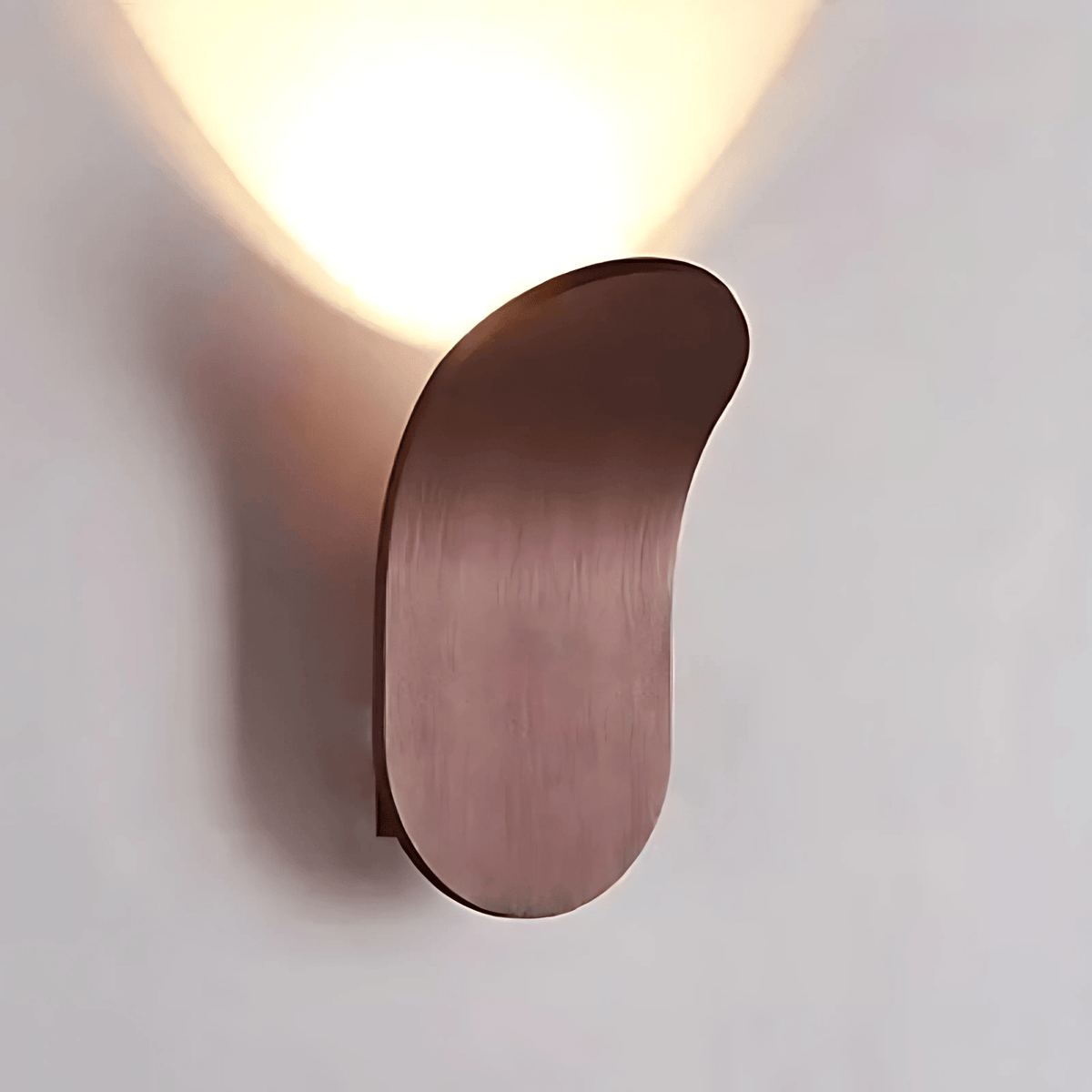 Elegant Wall Sconce in Brushed Metal – Minimalist Light for Stylish Spaces