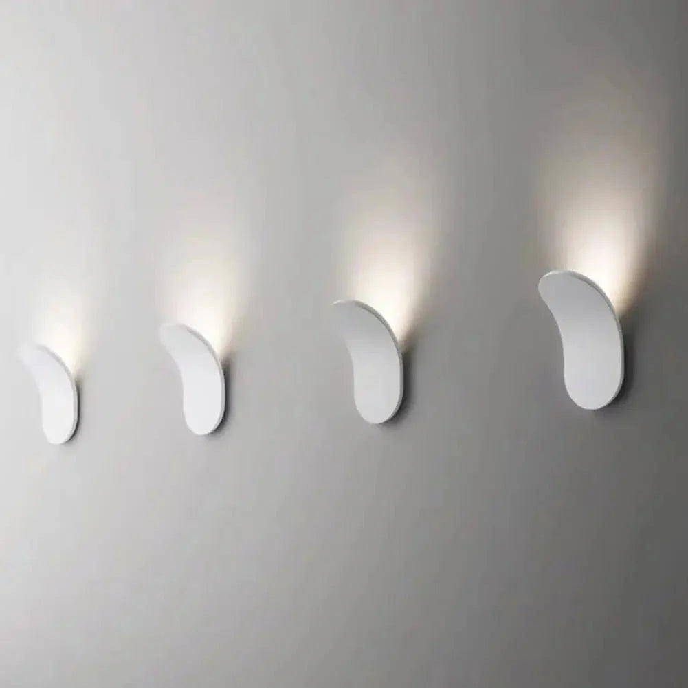 Elegant Wall Sconce in Brushed Metal – Minimalist Light for Stylish Spaces