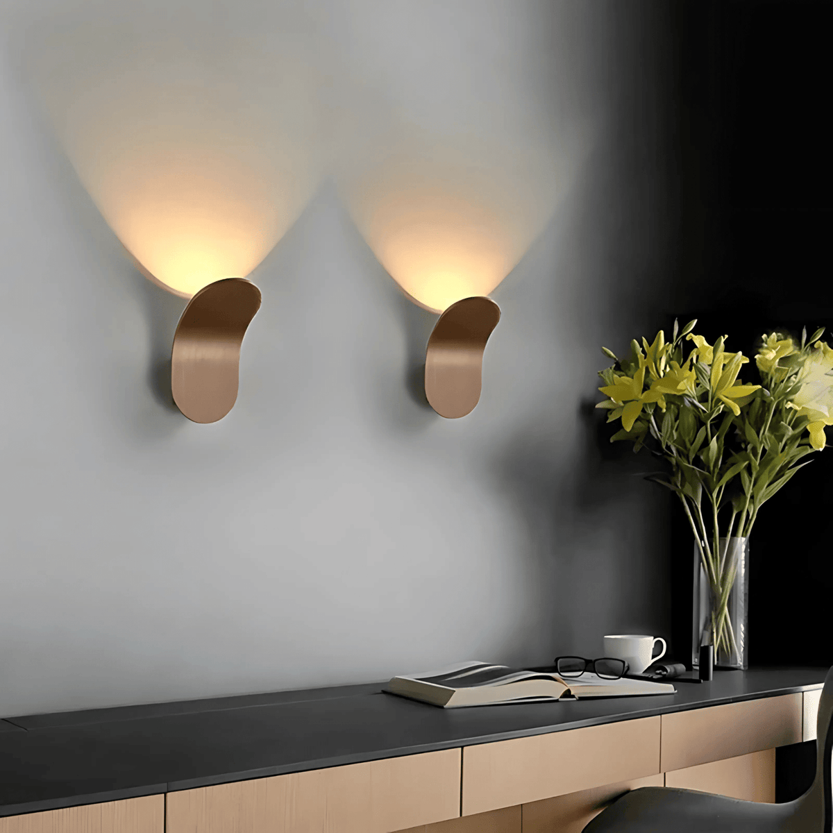 Elegant Wall Sconce in Brushed Metal – Minimalist Light for Stylish Spaces