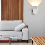 Elegant Wall Sconce in Brushed Metal – Minimalist Light for Stylish Spaces