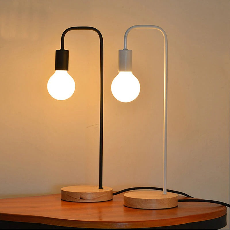 Industrielle Nachttischlampe mit Holzsockel und Metallkörper