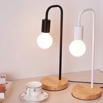 Industrielle Nachttischlampe mit Holzsockel und Metallkörper