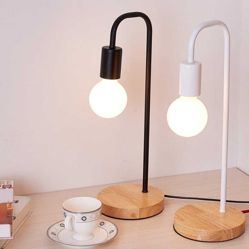Industrielle Nachttischlampe mit Holzsockel und Metallkörper