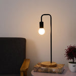 Industrielle Nachttischlampe mit Holzsockel und Metallkörper