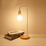 Industrielle Nachttischlampe mit Holzsockel und Metallkörper